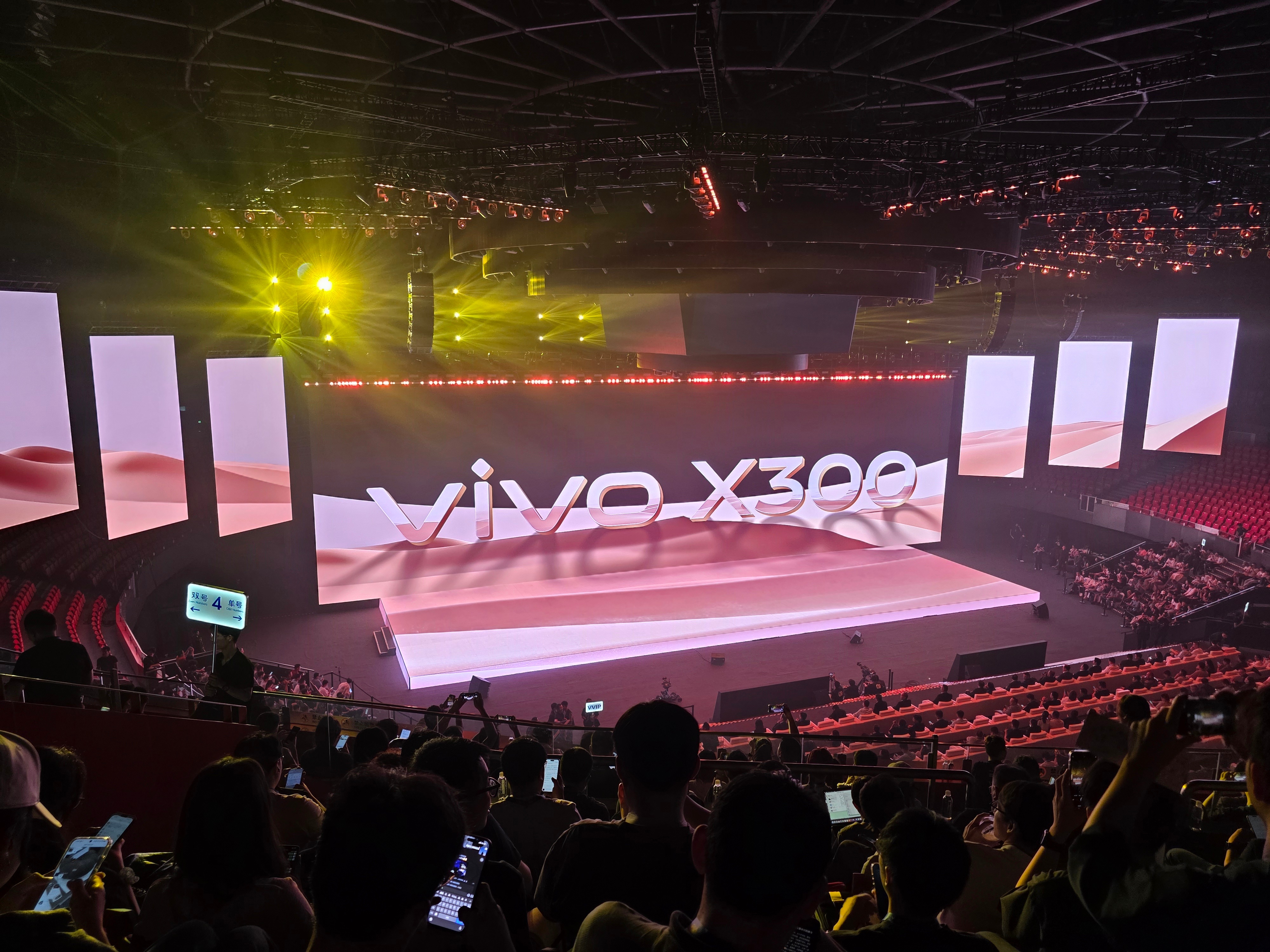vivo X300发布会，目前现场几千人，很猛 ​​​