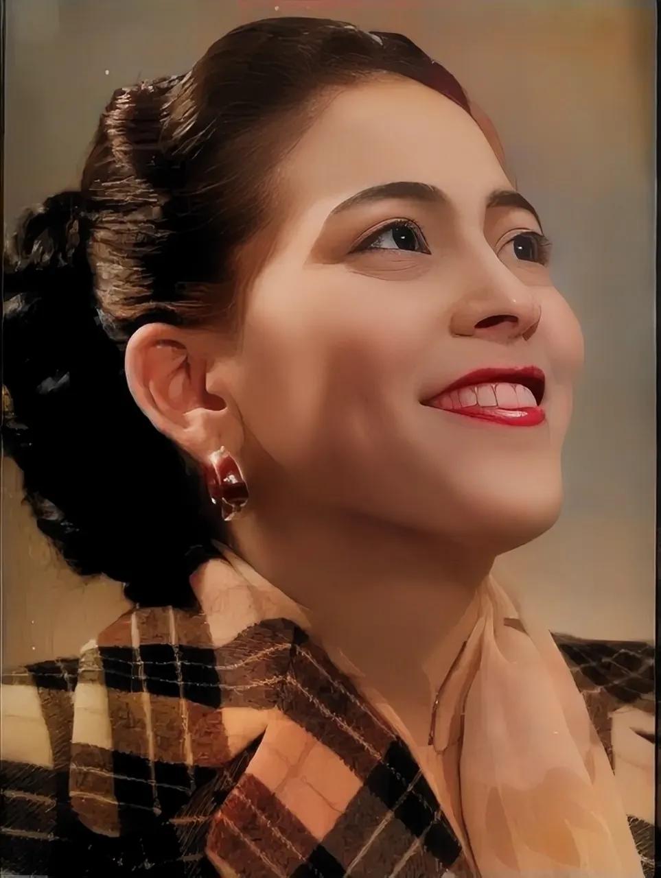 50年代，何鸿燊原配夫人黎婉华，是一个充满魅力的美丽女子。在流传至今的一张照片中