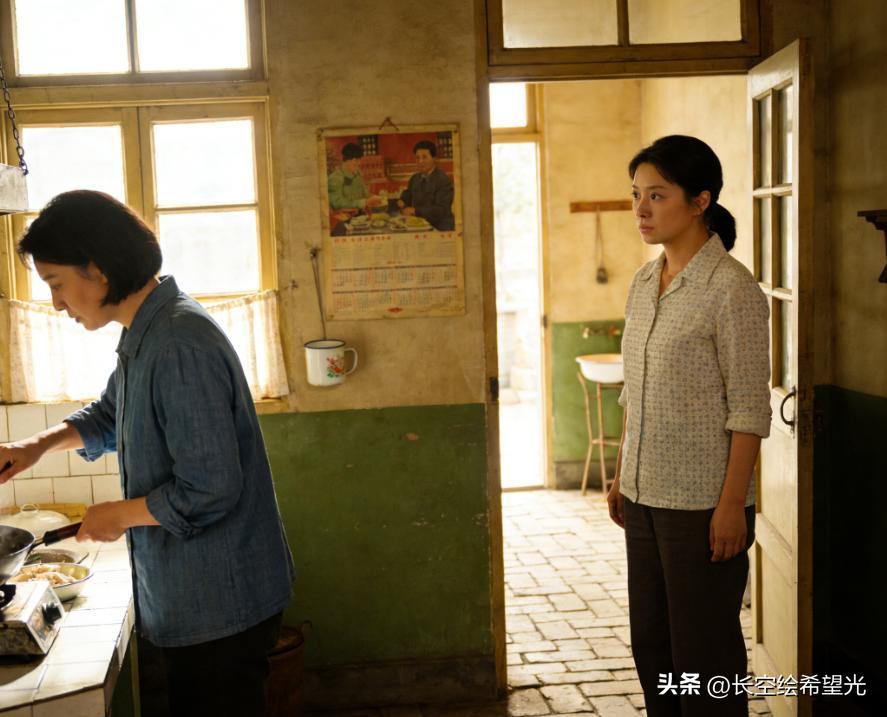 看了几十遍《父母爱情》，我才猛地发现，自己可能被“骗”了整整十年！
江德华哪是