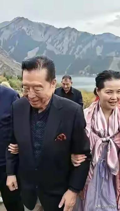 李双江说要教书教到90岁！
歌唱家李双江87岁生日，在一个会议的间隙，很多师徒挚