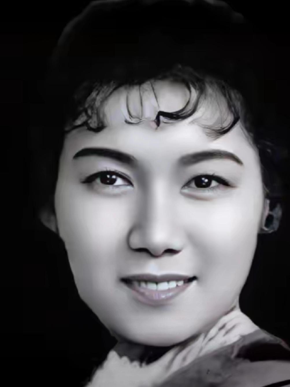 1952年的一天，齐白石已经快90岁了，他不知哪里来的力气，一把将25岁的新凤霞