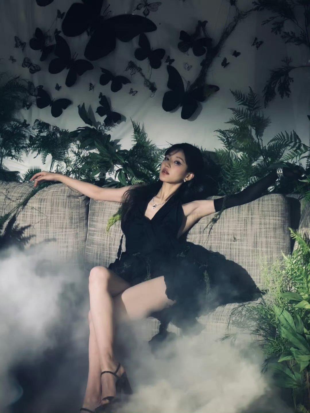 喜欢赵露思这个风格，好像鞠婧祎生日的时候也有类似的风格 ​​​