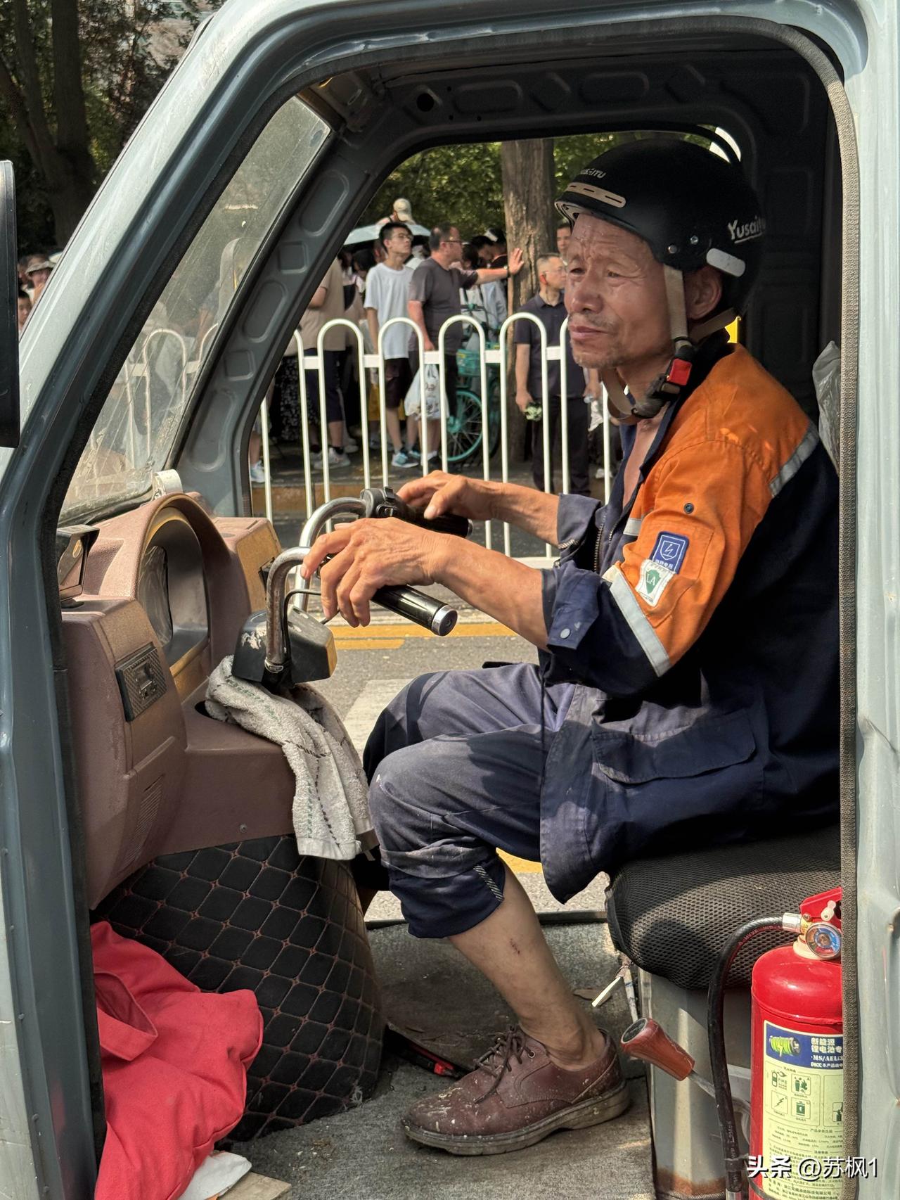 城市美容师：开垃圾转运车的老司机
酷热的北京街头，人走在路上都是汗流浃背，这位目