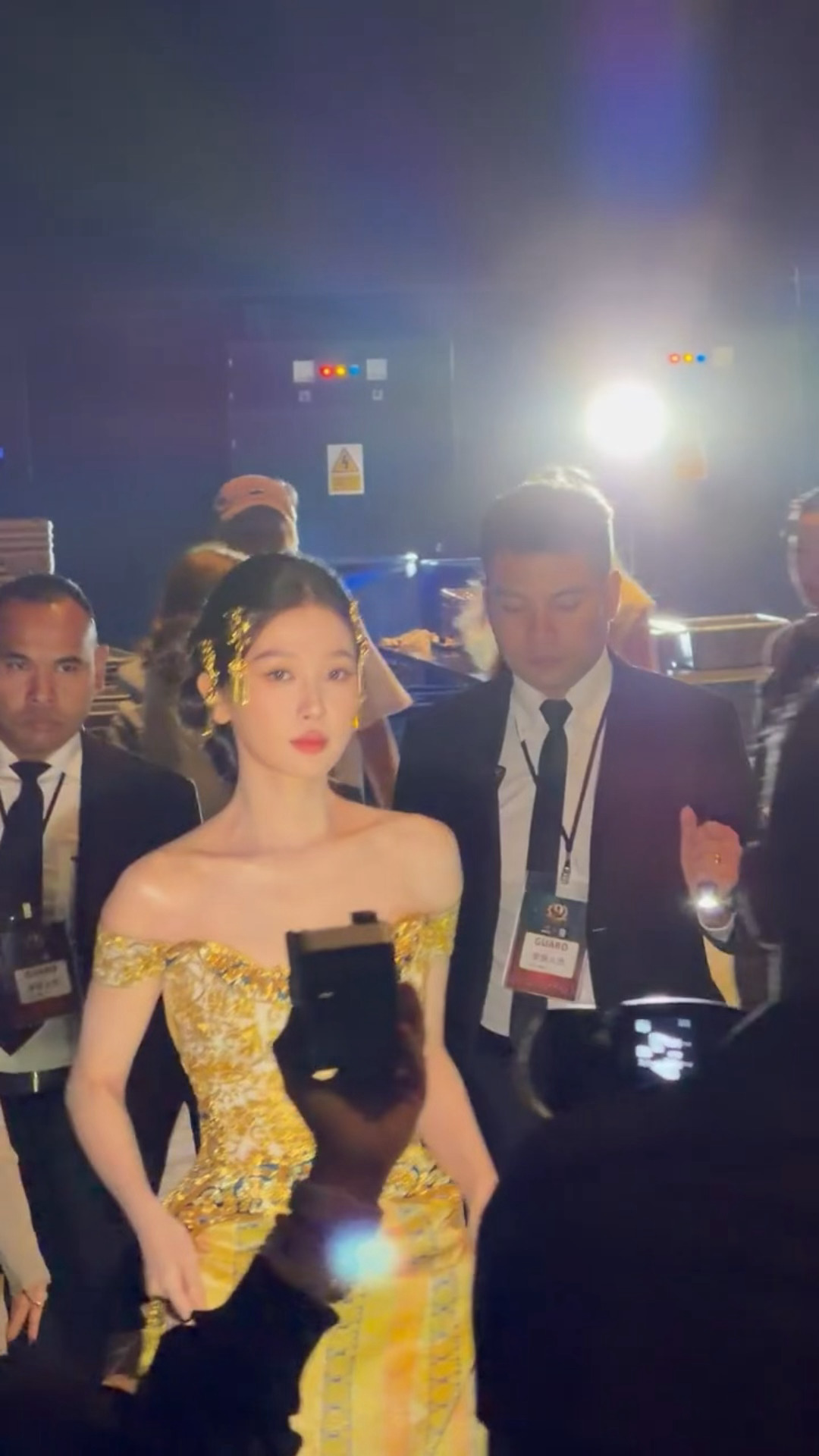 请看live，有人懂一下虞书欣冷脸吗。。。。 