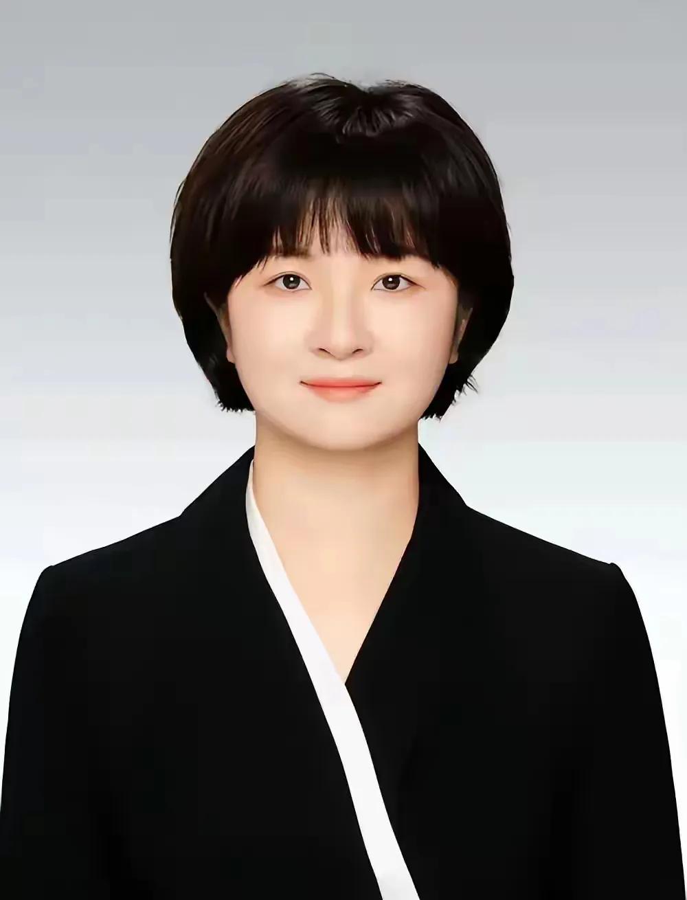 辽宁营口的官场这两天挺震荡，一个升迁，一个落马，还都是女干部。为官者定要守住底线
