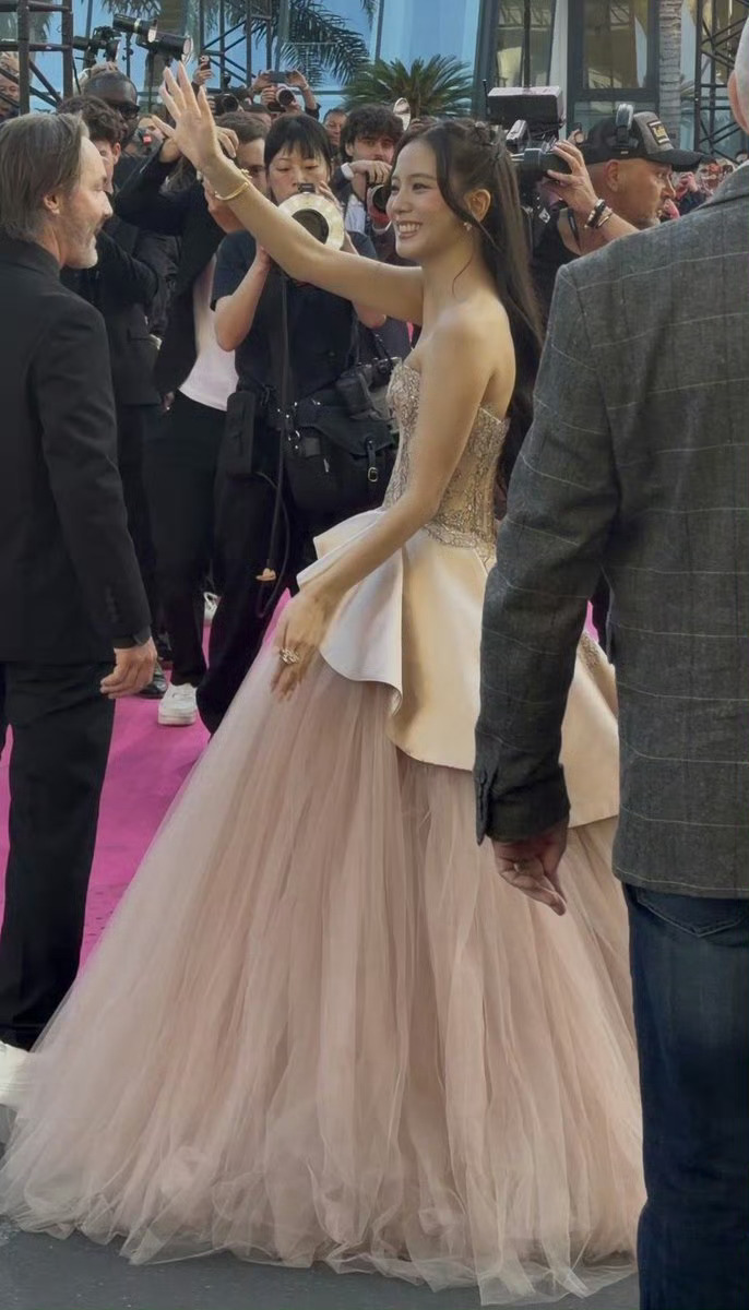 JISOO出席戛纳国际电视剧节，造型是公主金智秀