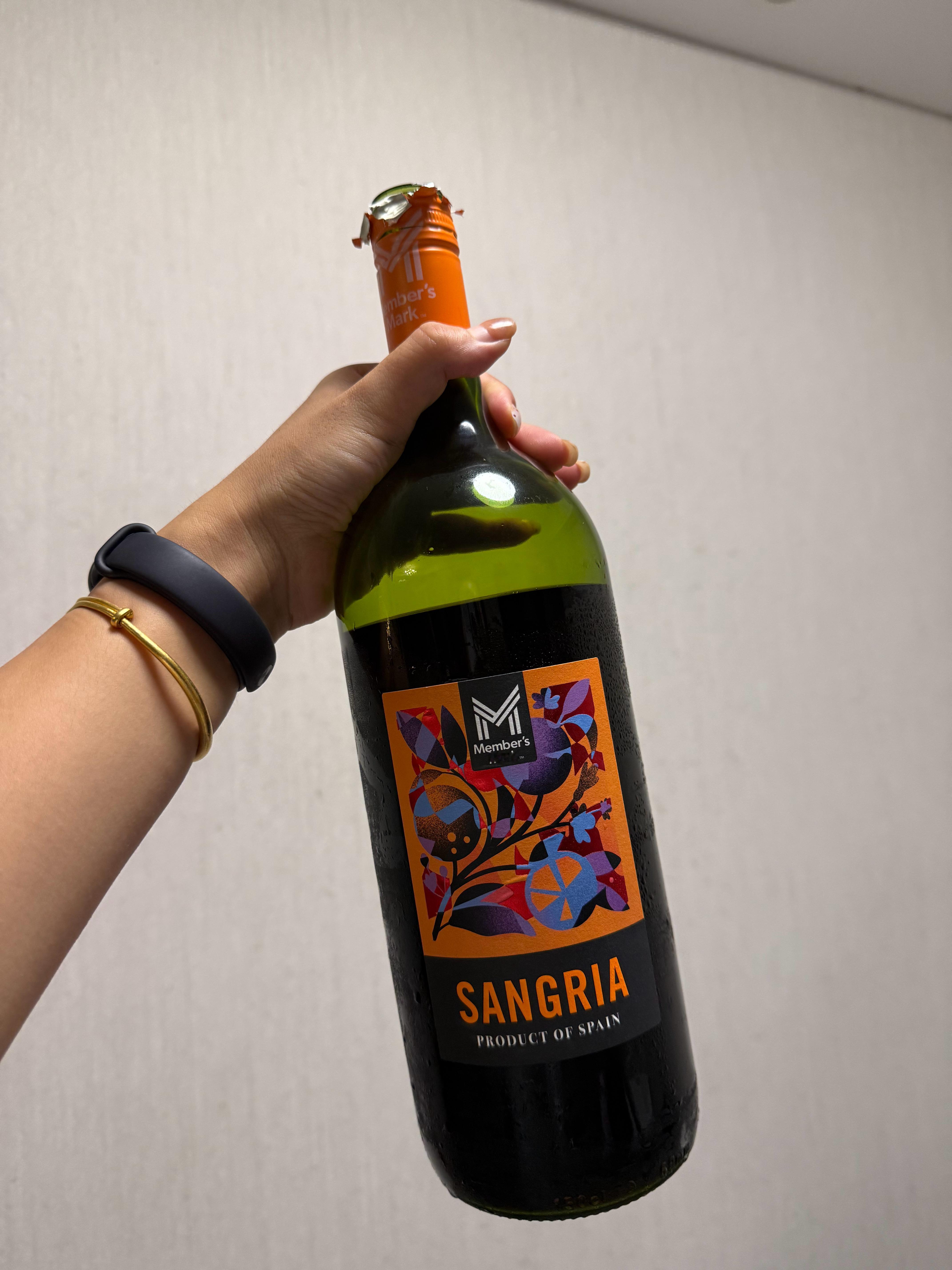 资深酒迷给我推荐的红酒，便宜量大好喝，58 块 1.5L，一点都不涩。结果没告诉