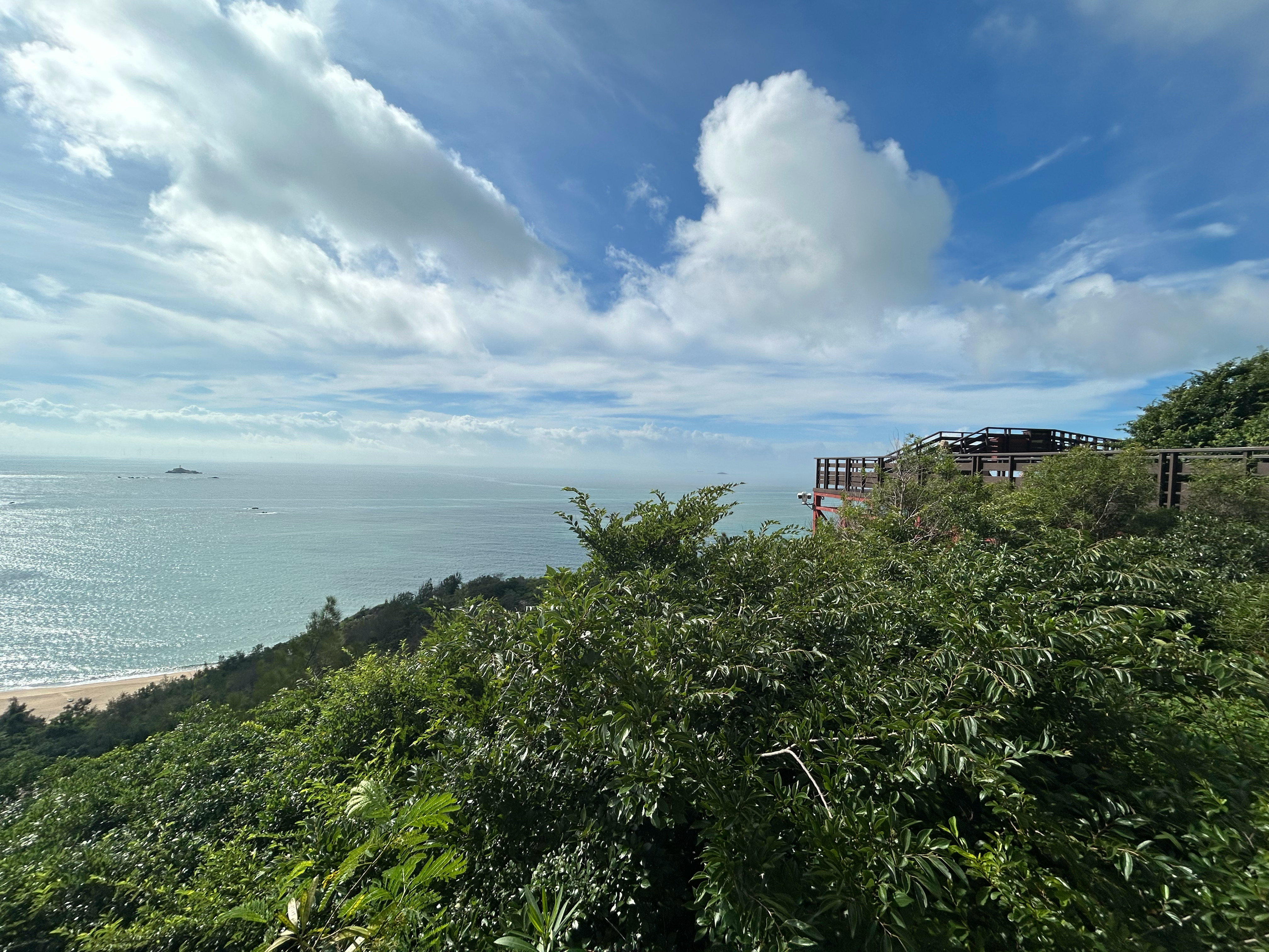 入伏以后，天气越来越热，火气越来越大，要保持内心宁静，这样能够避免口舌冲突带来的