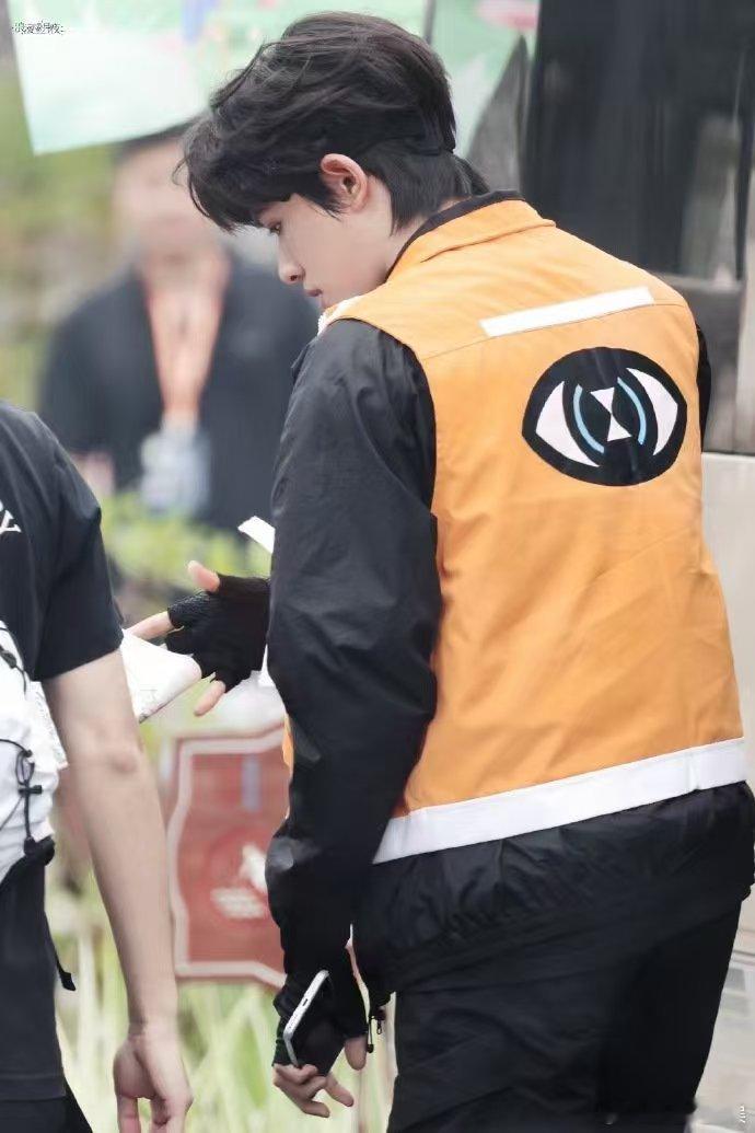张极说下一次争取躲好一点 张极是全村的希望 重型宝藏压不垮少年脊梁！张极在倒计时