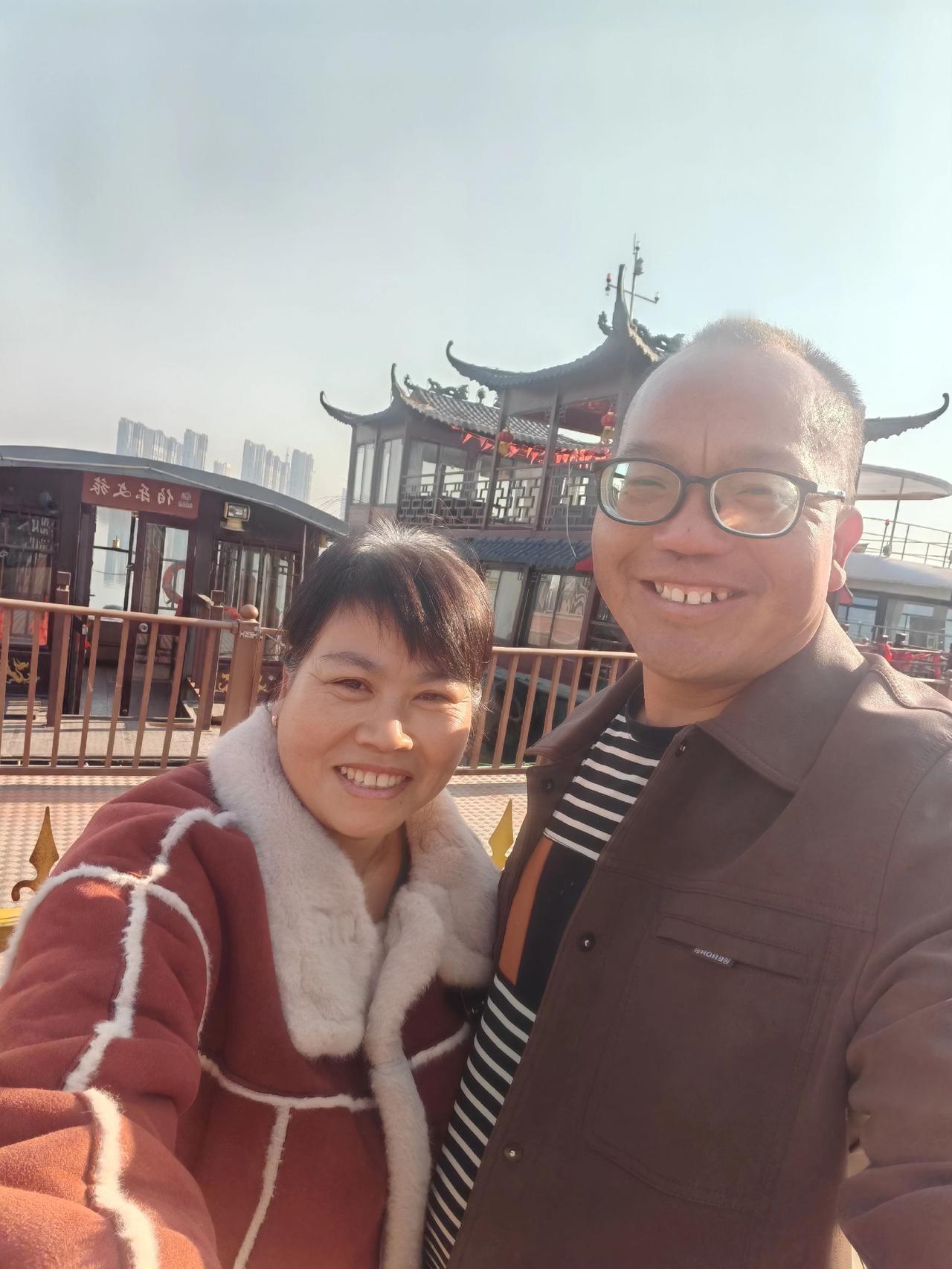  不用远赴山海，身边的风景，有你相伴就是最好的旅途。谁说旅游一定要去远方？带着我