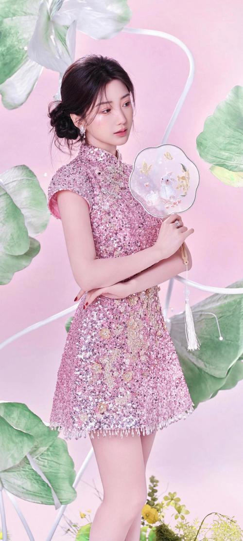 2026年3月3日，毛晓彤以“非遗守护人”身份惊艳亮相福州三坊七巷。她身着花丝镶