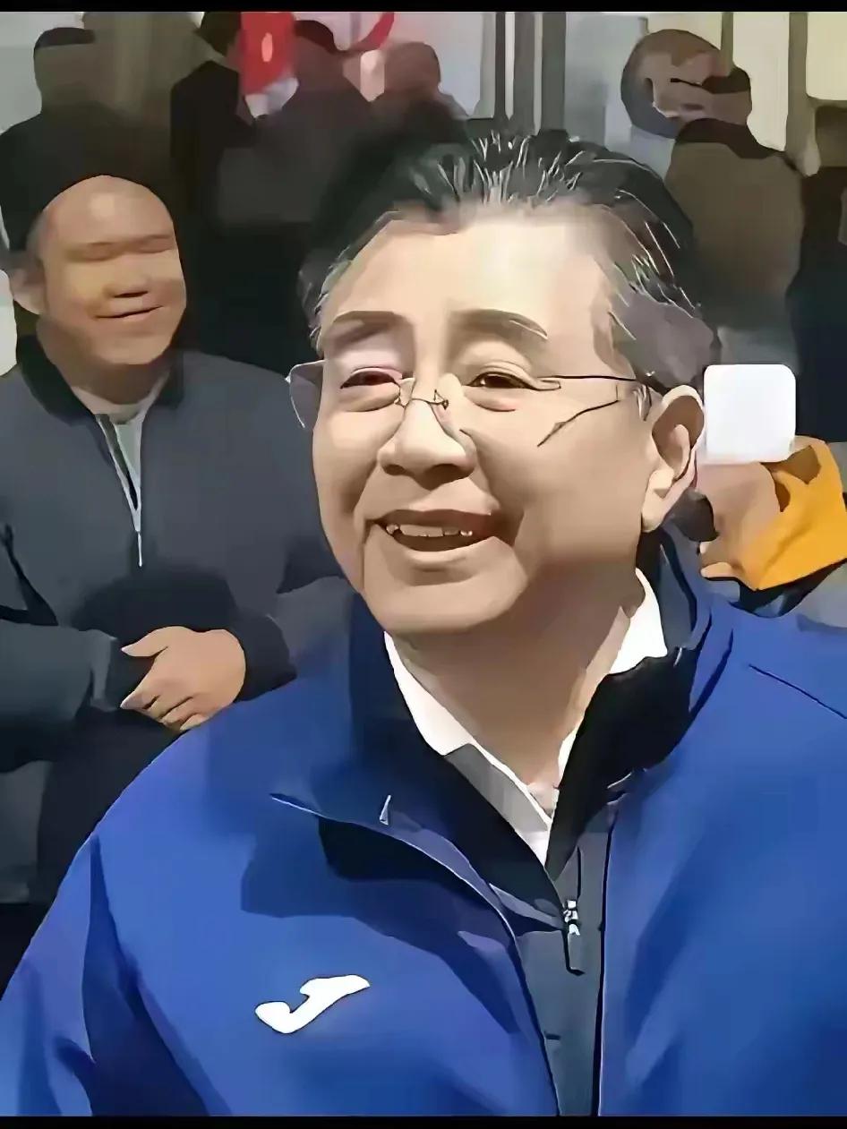 有网友强烈要求加入国足队，理由是他具备国足队员的所有条件！
他也是个吃货，尤其偏