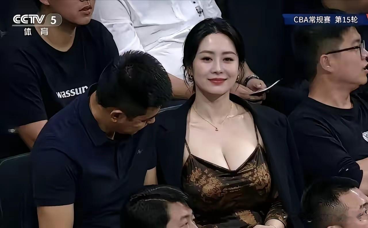 这个男的很尴尬啊！