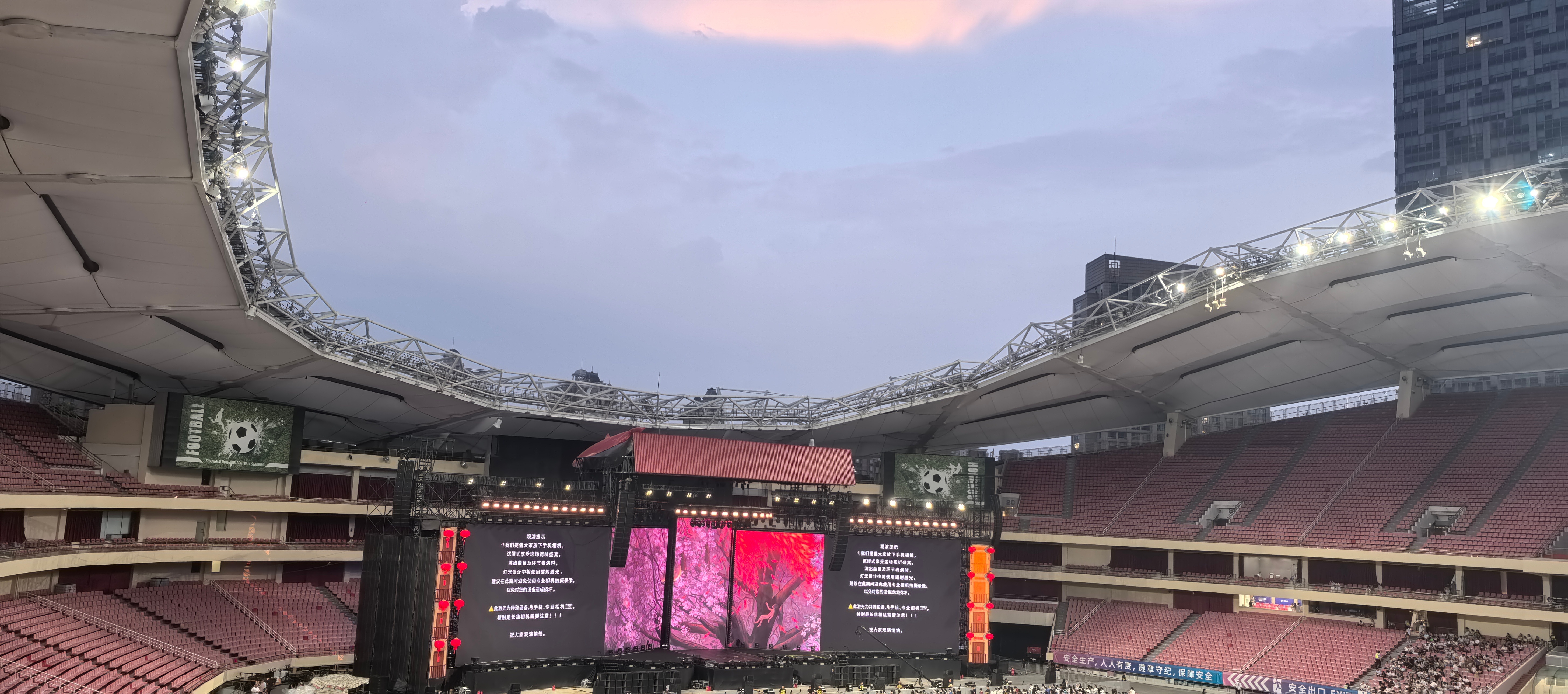 又闷又热啊这个上海，而且感觉要下雨