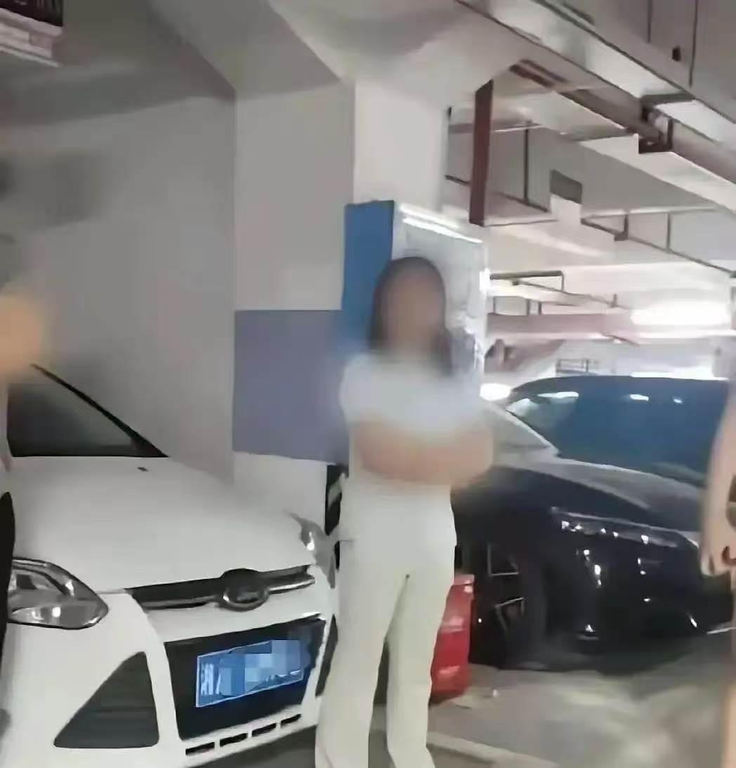 长沙霸姐后台很硬，是你想象不到的硬！
长沙湘诚德峰占别人车位这事儿，给我看笑了，