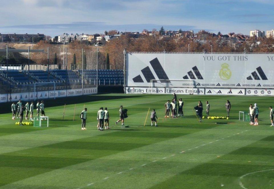 12月13日讯 西甲第16轮，皇马将前往客场挑战阿拉维斯。据记者carlosbu