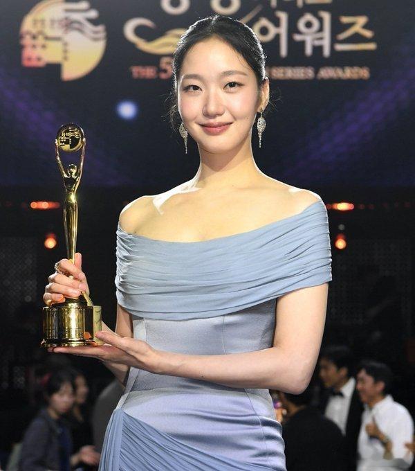 青龙系列大奖金高银大赏的选定理由青龙系列大奖的压轴高潮——“大奖”之争，在演员金