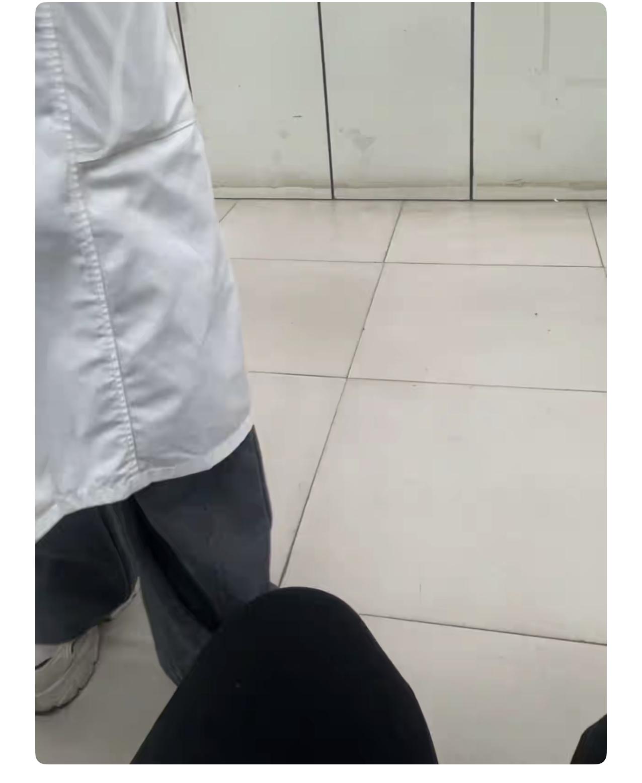 朋友的心梗很突然，抢救无效去世了。

朋友结婚五年，妻子怀孕五个月，正是幸福甜蜜