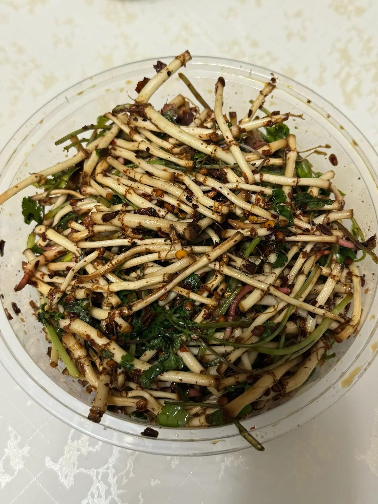 恐怕接受不了吧！
就像香菜芹菜马兰头
有些人接受不了一样!
折耳根的味道真是一言