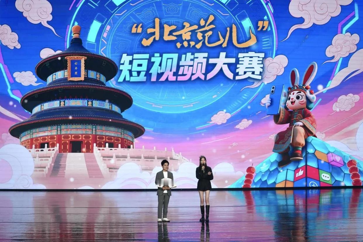 没想到明星也这么接地气！关晓彤街头大秀北京话！8月25日，关晓彤从董宇辉手中接过