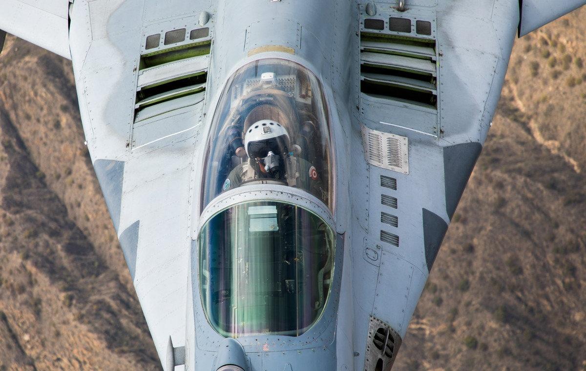 早期米格29的辅助进气道在发动机主进气道的上方 ​​​