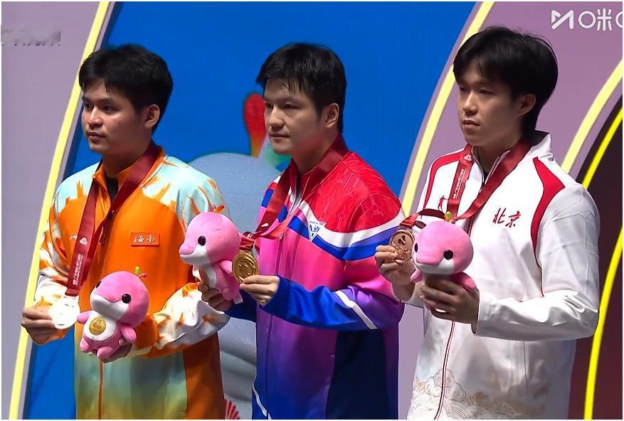 全运会乒乓球男单颁奖仪式。
金牌🥇得主：上海队樊振东。
银牌🥈得主：海南队林