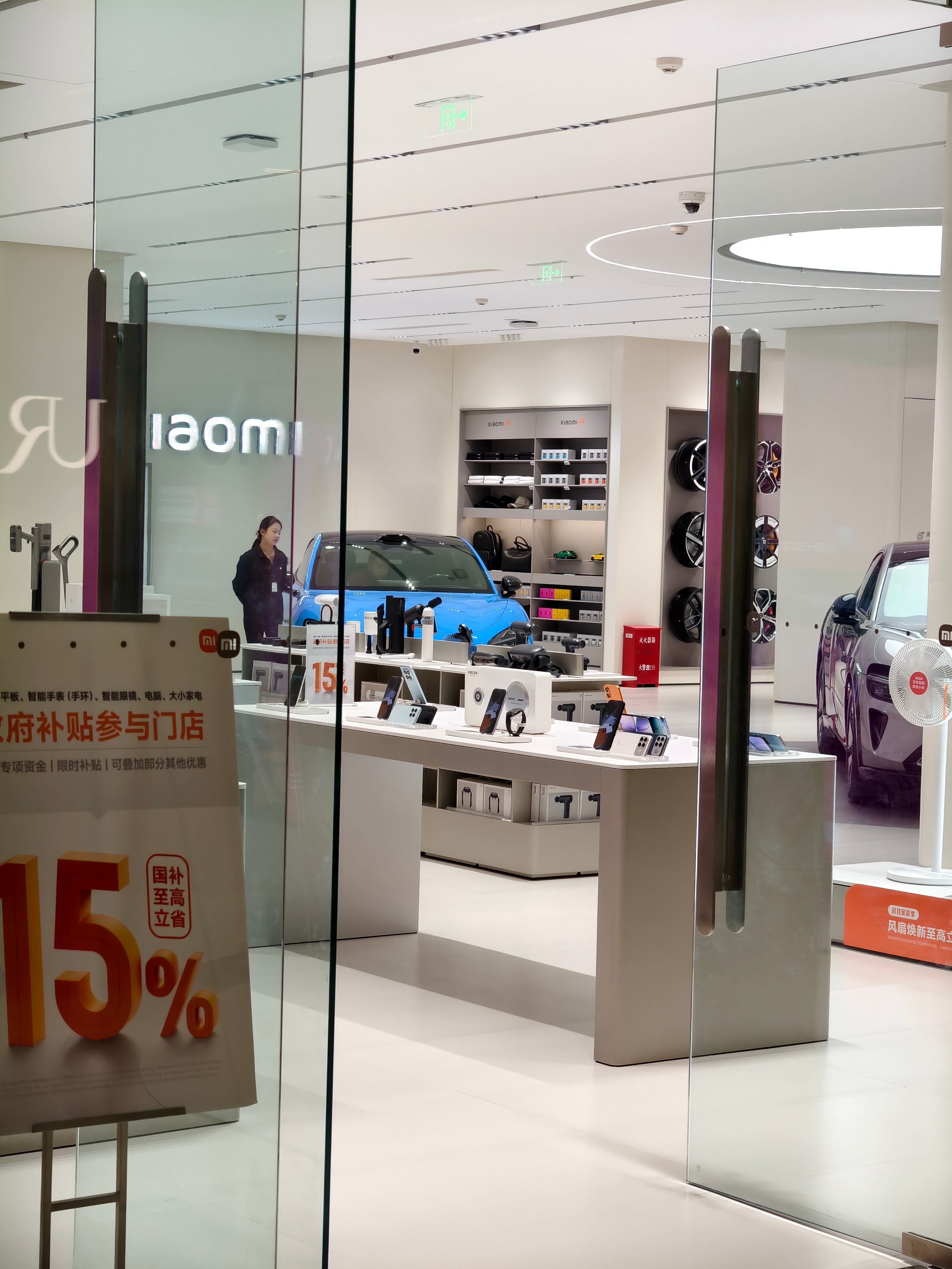 工作日的商场，没啥人，新一代小米SU7已到店，都线上下单了吧？