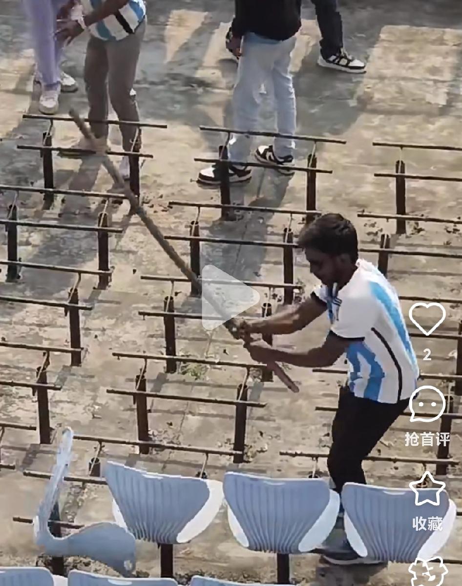 印度球迷对梅西失望至极，甚至有球迷怒砸座位。
本次梅西印度之行可以说相当混乱，甚