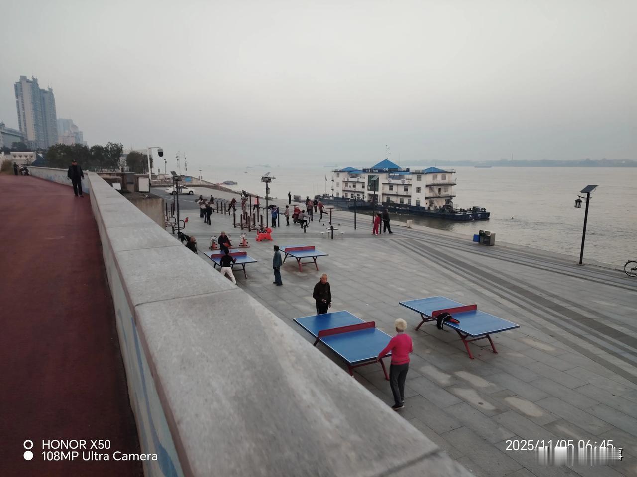 你觉得存钱和买保险哪个更靠谱感觉存钱相对来说更靠谱