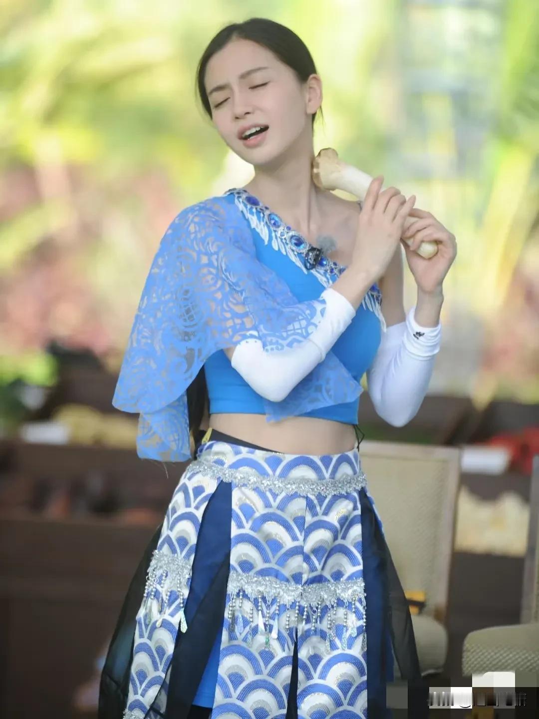 杨颖美得太突出！手里拿的什么？