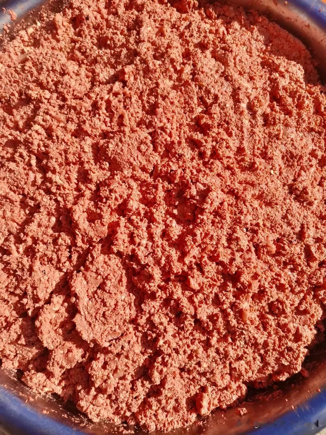 大雪后，农村开始杀猪的旺季了。走就农村，到处看到烟火浓，闻到肉香的味道了。家家户