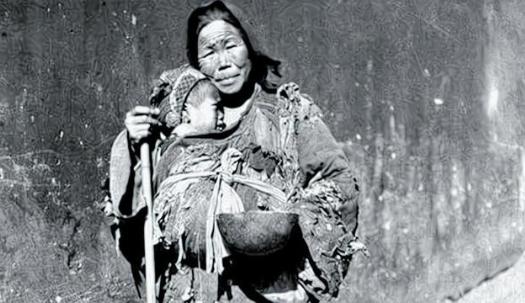 1949年，一女乞丐来到政府门口，她将藏在身上十年之久的包裹交给了县委书记，当书