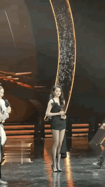 终于明白关晓彤为什么和谁搭档都没有cp感了，原来是身高不匹配，没有体型差，你看看