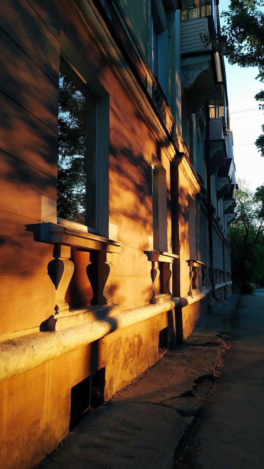 开心的形态更柔，更沉，更贴近日常。烟火的热烈退散，安稳在细处浮现。单次胜利的激昂