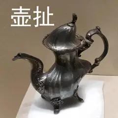 物业服务是需要业主认同的，否则，有偿服务就不成立！
就像有段时间，开车到路口红灯