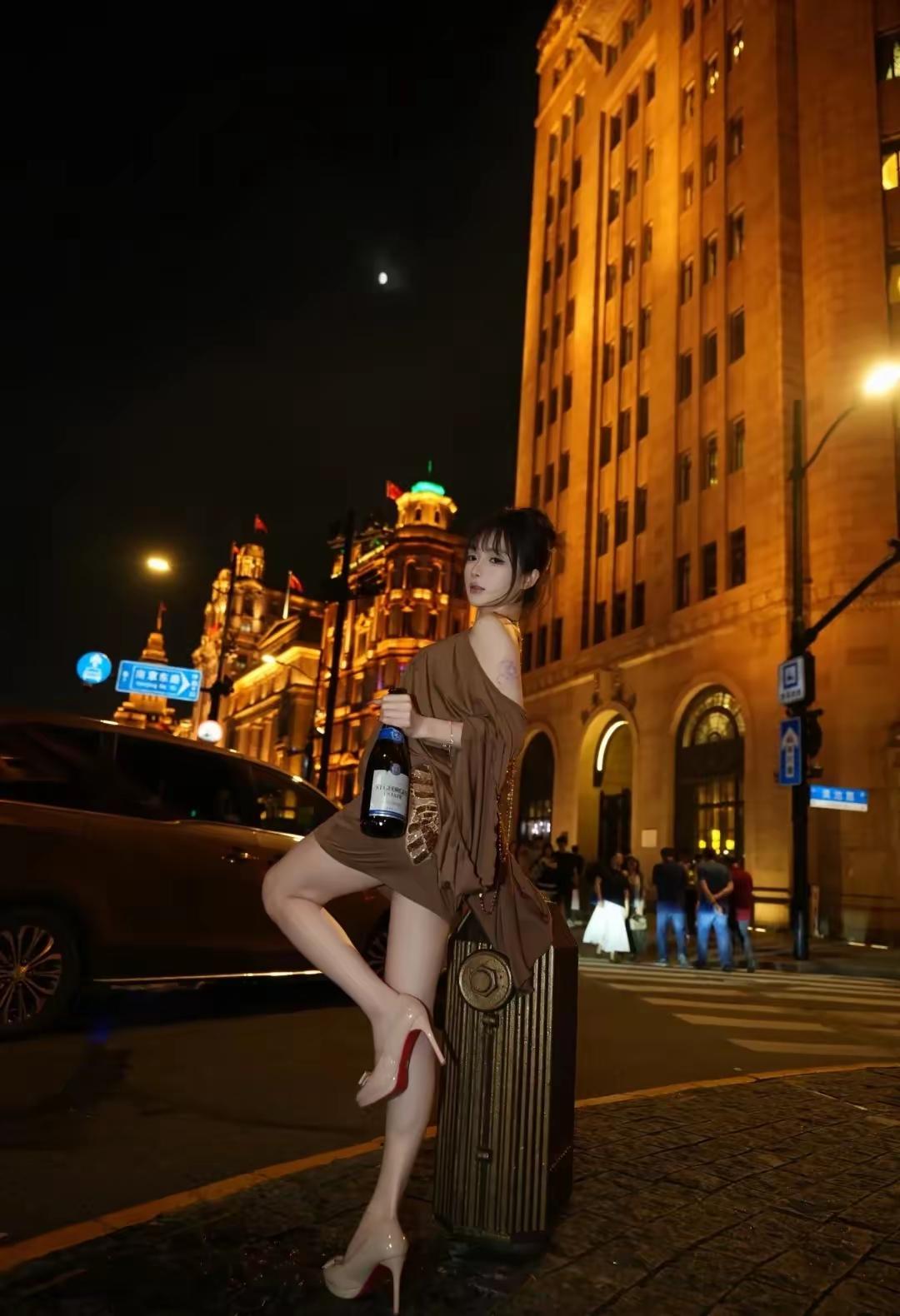 很多姑娘依托上海夜景秀身材，原因还挺多的。上海夜景那可是一绝，东方明珠、外滩灯光