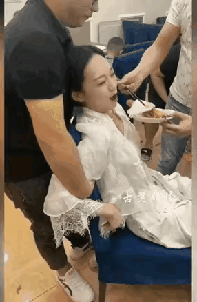 这样恶搞是不是有点儿不尊重人呢？即使是同学聚会，也不应该出现这么龌龊的现象。