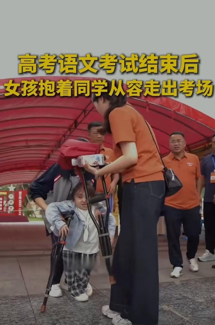 不管这个女同学今年高考得分是多少，但她走出考场的这一个动作，就已经让她赢得了人生