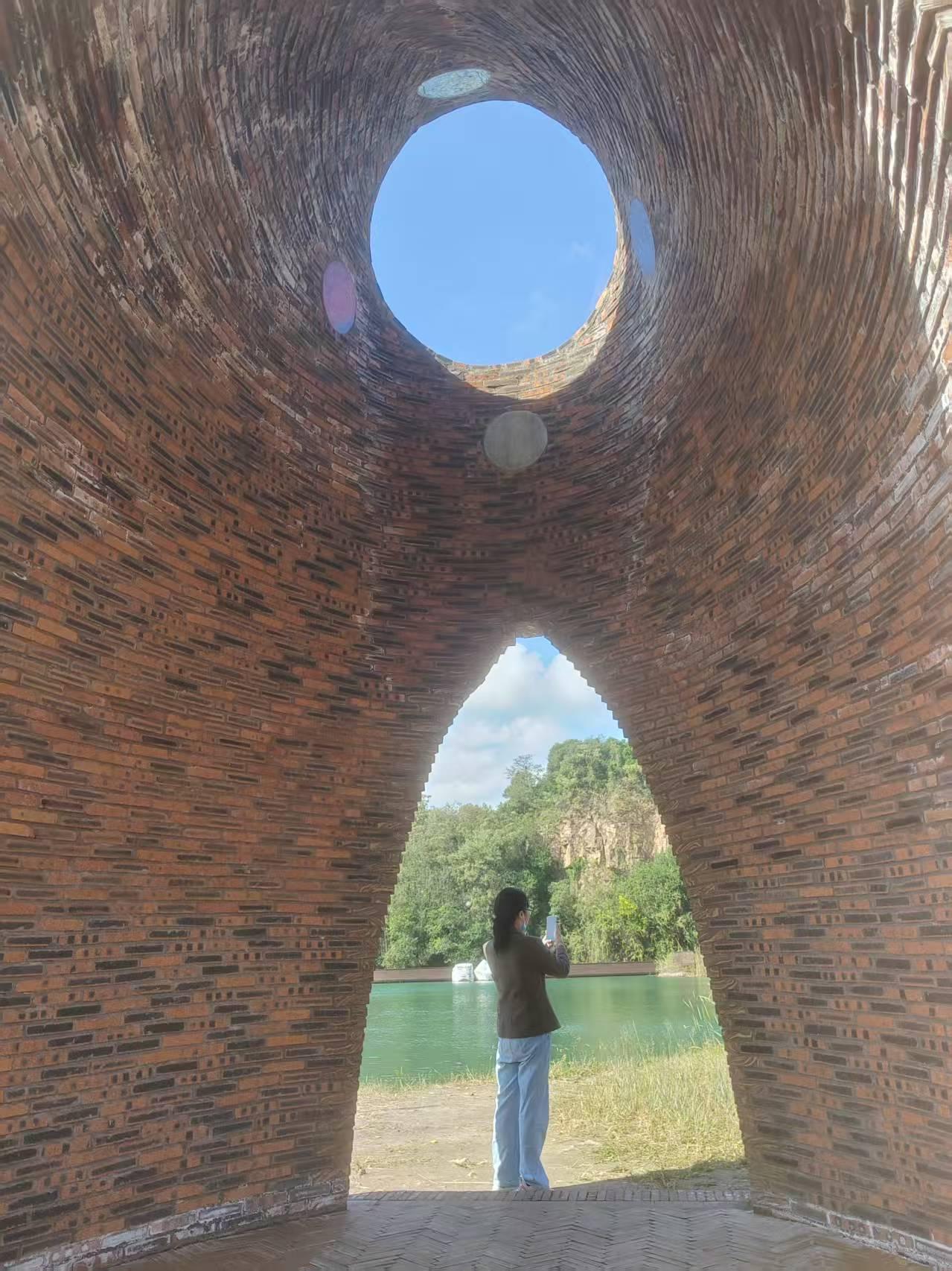 这建筑，像不像倒扣的田螺？设计灵感是什么？那女子是谁？[捂脸]