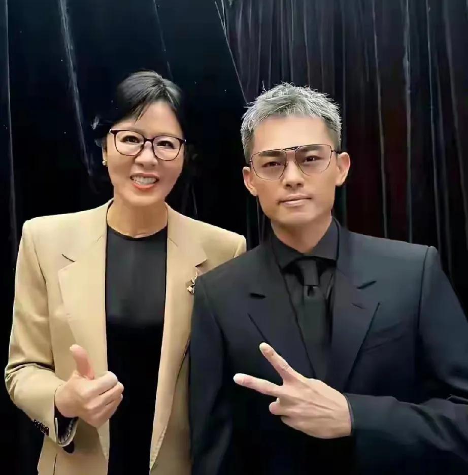 体坛传奇永不落幕！林丹，那个曾经在羽毛球场上叱咤风云的“超级丹”，即便一头银发，