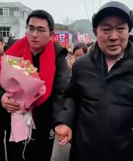 被拐34年胡龙：为何放弃养家，执意回穷原生家庭？
 贵州毕节的山村里，一场迟到3