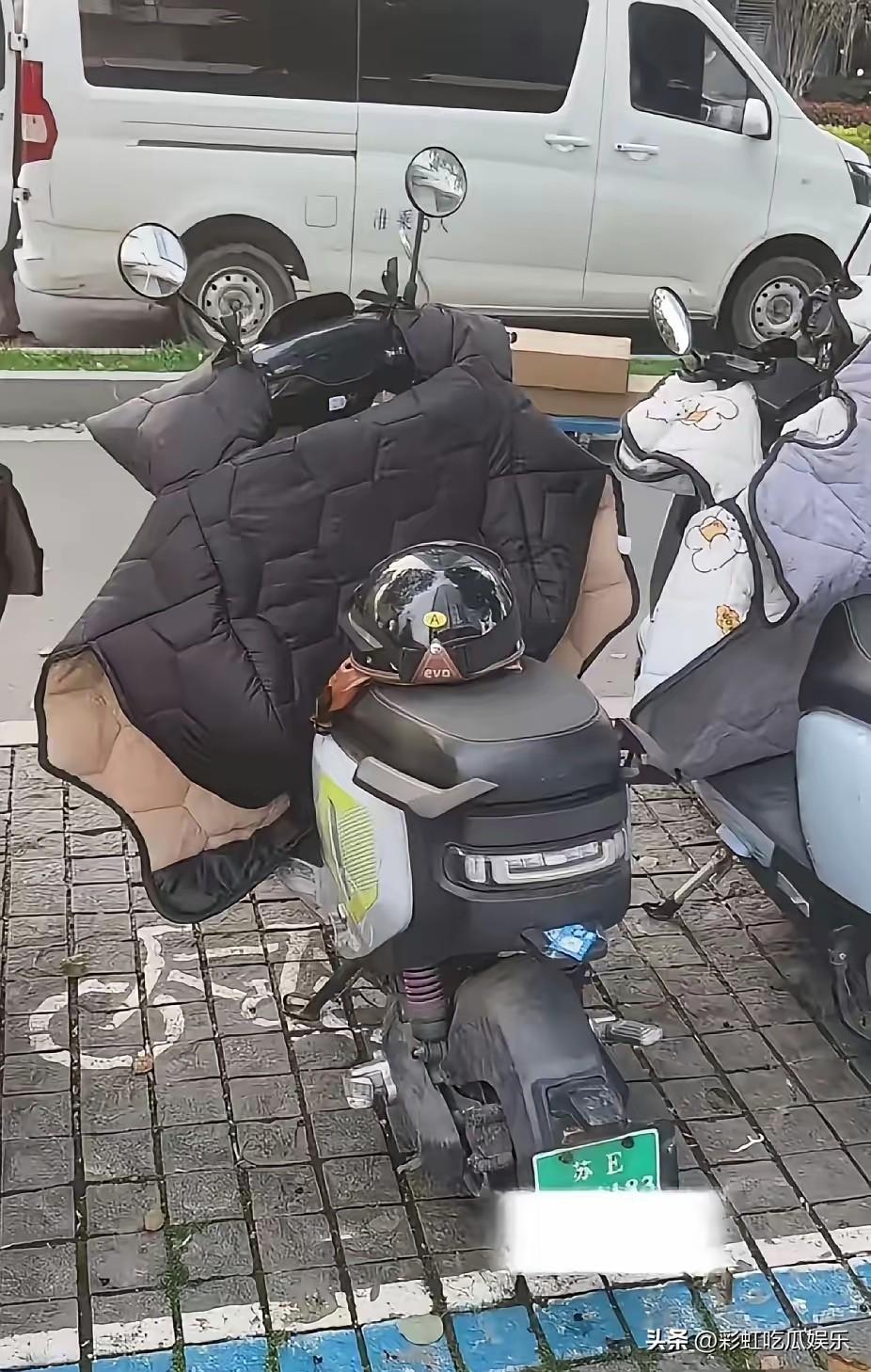 这是张雪峰生前骑的电动车，被苏州网友认出来了，现在还停在那里，上面还有他的头盔，