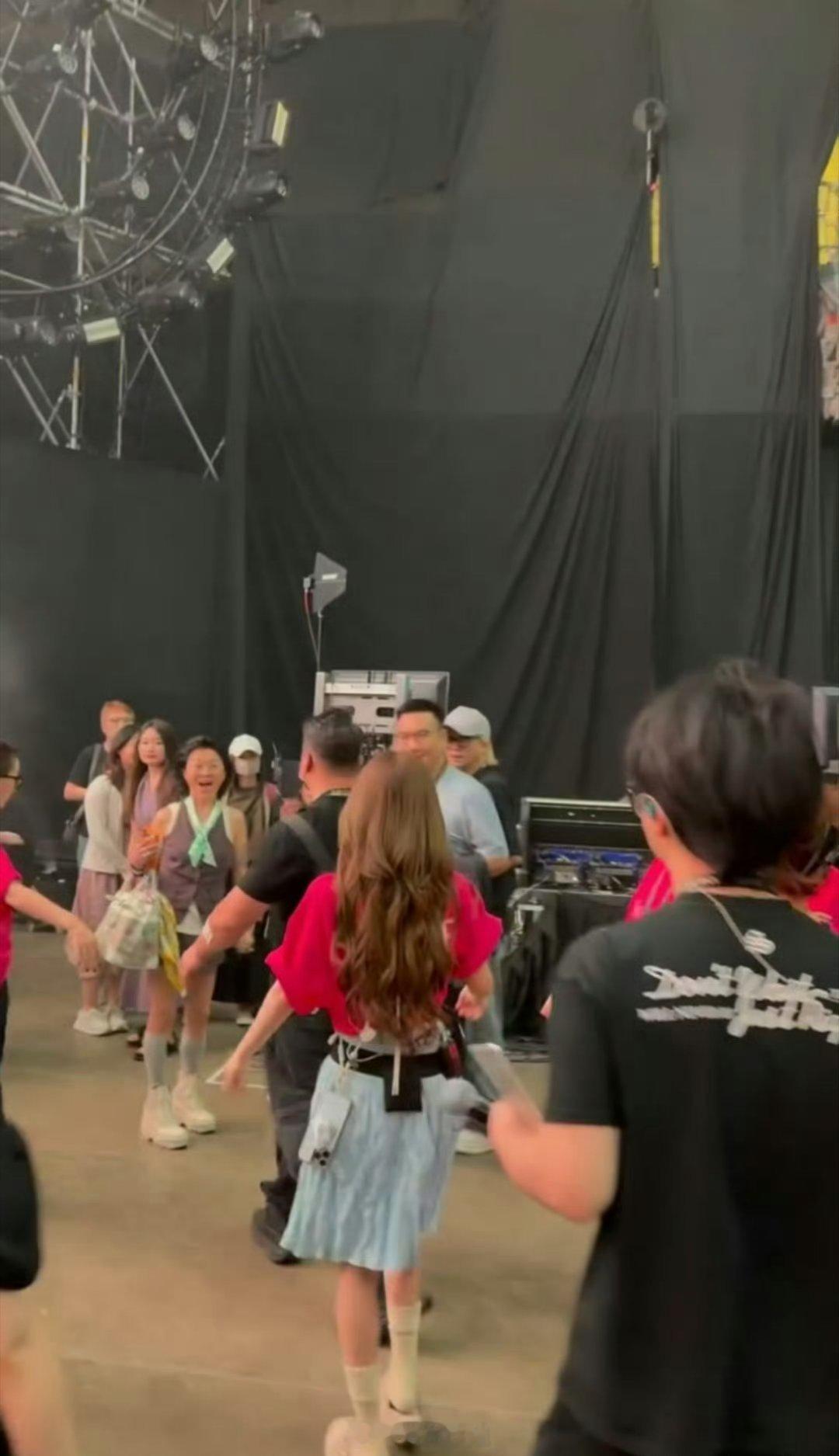 杨晓培都去看赵露思的演唱会了，所以这两位是不是真的要合作《要多美丽就多美丽》，又