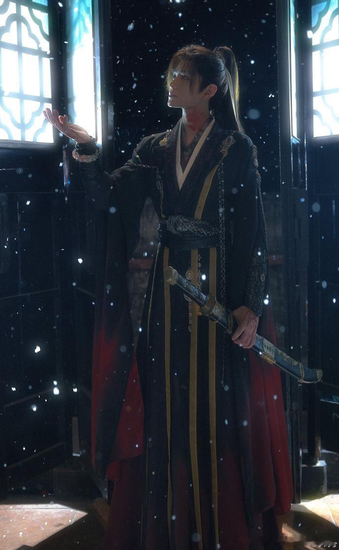 丁禹兮附赠一张帅气的背影  慕声帅气的背影 丁禹兮以慕声的帅气背影，在漫天尘妖中