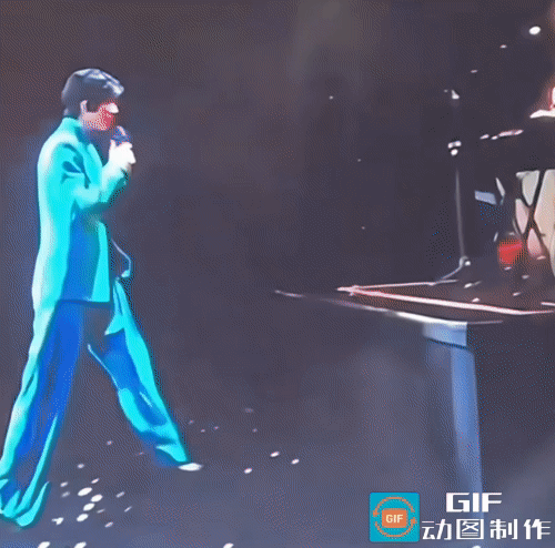 刘宇宁曾回应网友为何不出去玩，没想到原因竟然是因为怕给人造成麻烦。

有次直播，