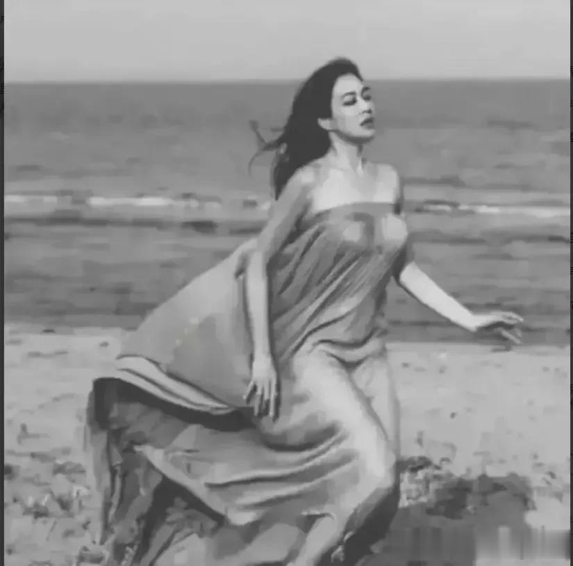 1992年，22岁的钟丽缇在海边拍了一张照片。此时她的巅峰值被称为“港版梦露”。