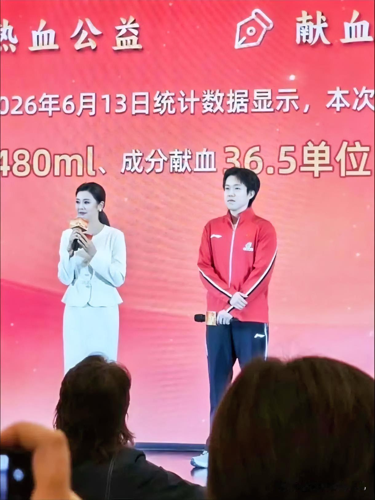 球台之外，王楚钦今日站上了一方更安静的讲台。6月14日，世界献血者日。
褪去赛场