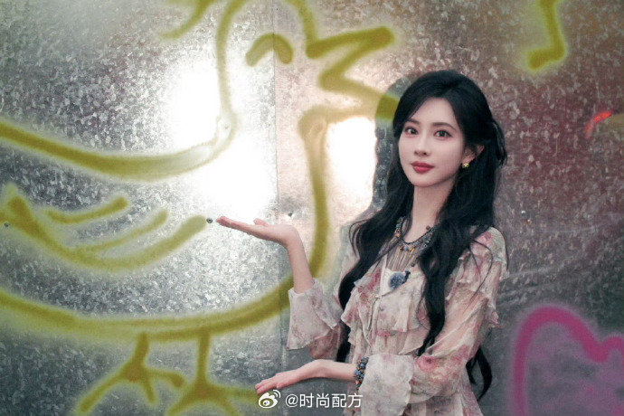孟子义小百灵鸟合影 孟子义回《五十公里桃花坞6》录制了，晒和小百灵鸟合影~孟子义