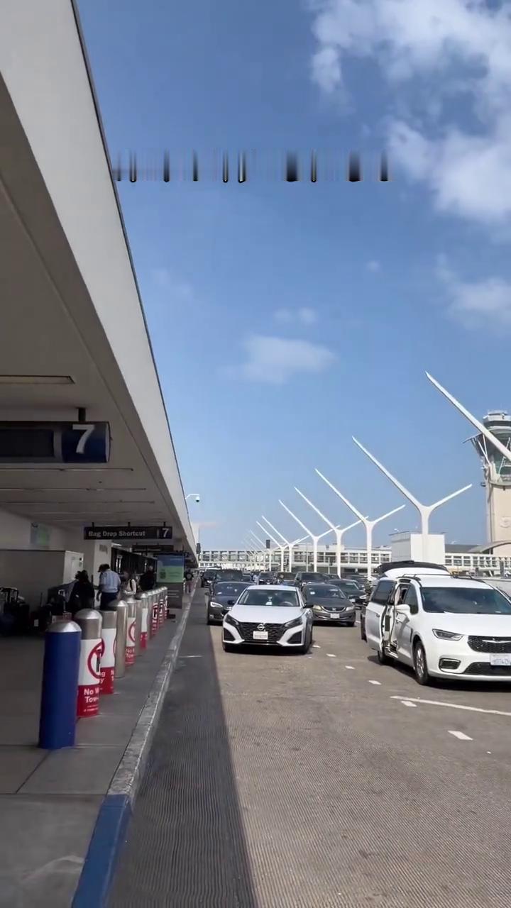 出生八个月，第一次分离何感受？
爸妈即将登上回国的班机，姥爷不舍，回来再亲一亲小