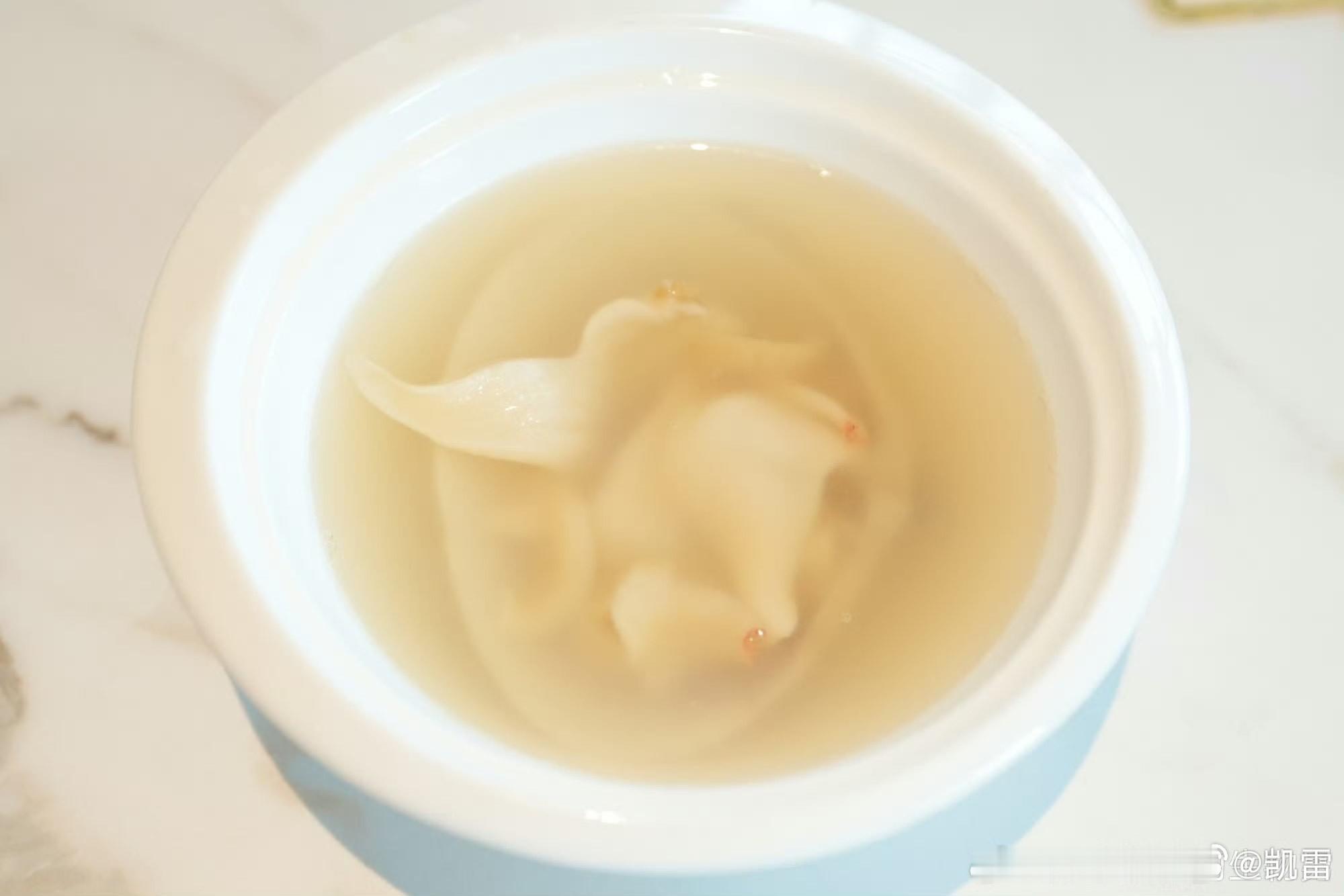 鸡汤汆海蚌——汆cuān烫——“以汤衬鲜、以氽锁嫩”—— 汆烫海蚌是关键，沸水里